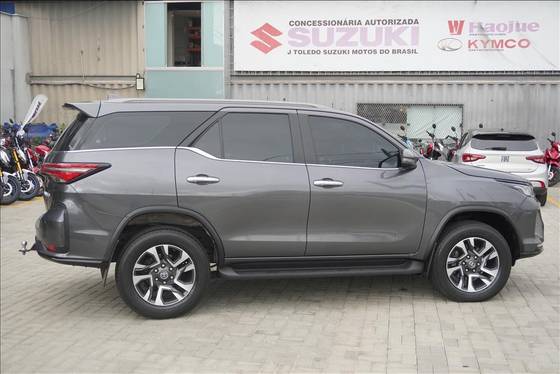 TOYOTA HILUX SW4 2.8 D-4D TURBO DIESEL SRX PLATINUM 4X4 AUTOMÁTICO